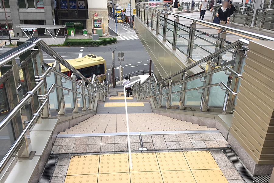 八王子駅前の階段を下ります。