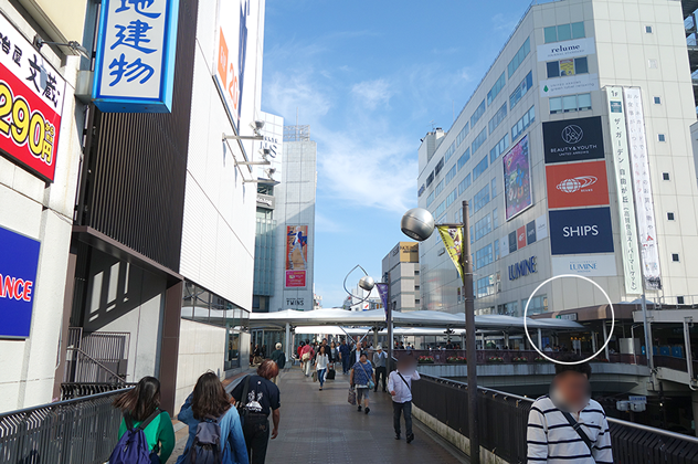 右手に見えるのは、JR横浜線の町田駅