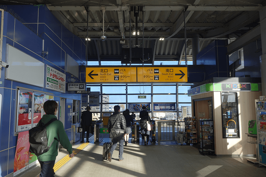 赤塚駅改札を出ましたら南口（右）に折れます。