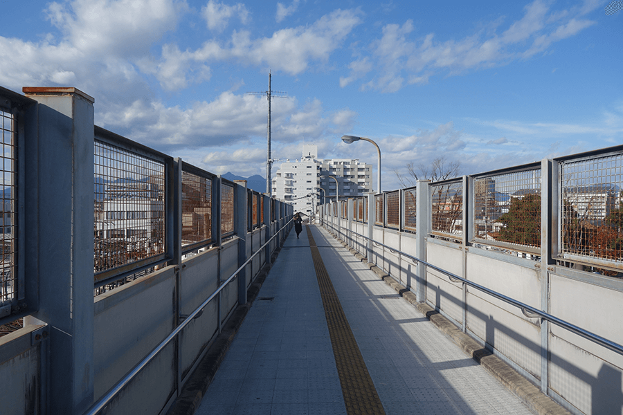 駅から走っている陸橋