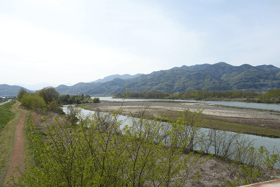 河が流れている