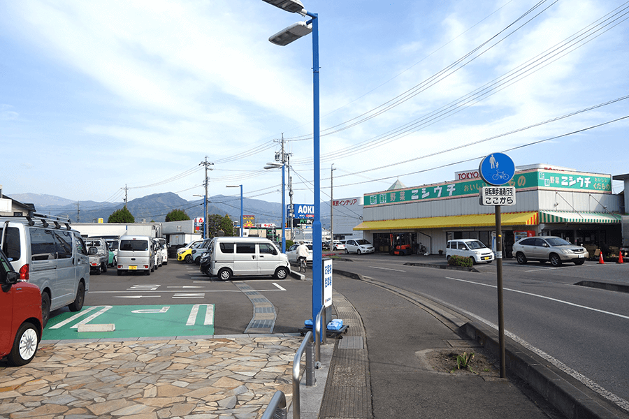 道路に沿って歩く