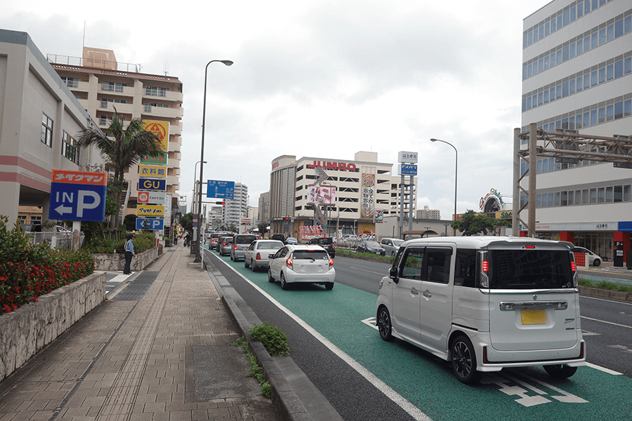 国道58号線沿いを歩く