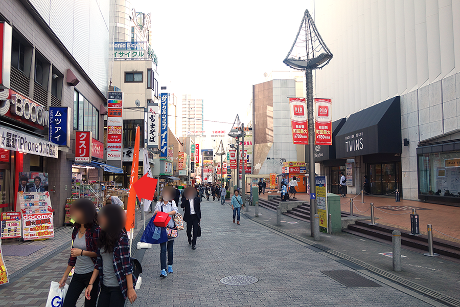 名代 富士そば 町田店を左折してゆるゆる坂道