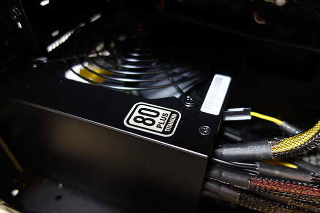 電源は 800W の 80PLUS TITANIUM もの